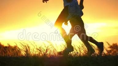 两个快乐的孩子在夕阳下互相追逐。兄弟俩正在缓慢地追赶